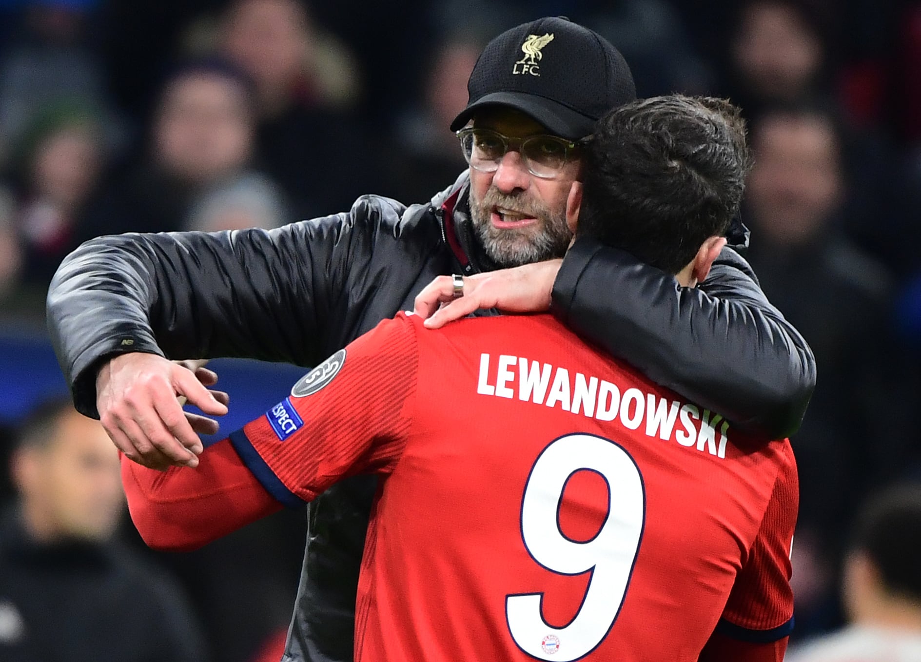 Robert Lewandowski y Jürgen Klopp se abrazan tras un partido del Bayern contra el Liverpool