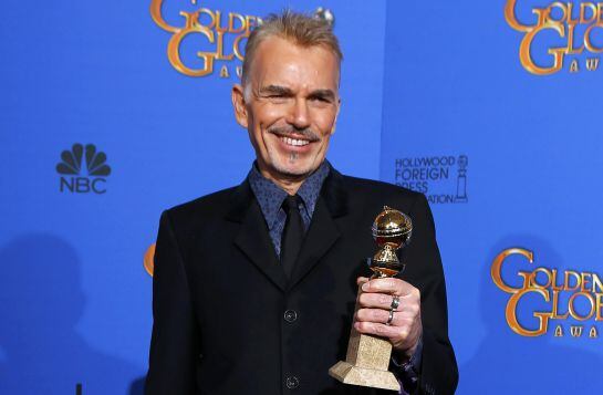 Billy Bob Thorton poses with his award for Best Actor in a Mini-Series or TV Movie for his role in &quot;Fargo&quot; backstage at the 72nd Golden Globe Awards in Beverly Hills, California January 11, 2015. REUTERS/Mike Blake (UNITED STATES - Tags: ENTERTAINMENT) (G