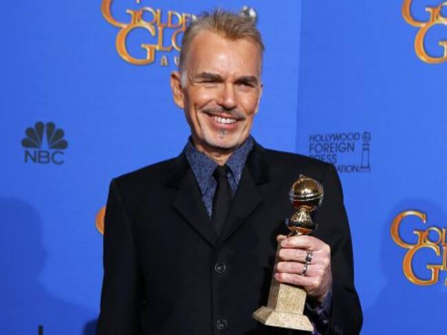 Billy Bob Thorton poses with his award for Best Actor in a Mini-Series or TV Movie for his role in "Fargo" backstage at the 72nd Golden Globe Awards in Beverly Hills, California January 11, 2015. REUTERS/Mike Blake (UNITED STATES - Tags: ENTERTAINMENT) (G