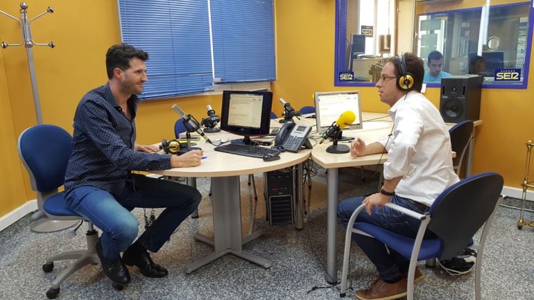 Enrique Árbol entrevista al coordinador provincial de IU, Manuel Morales, en los estudios de Radio Granada