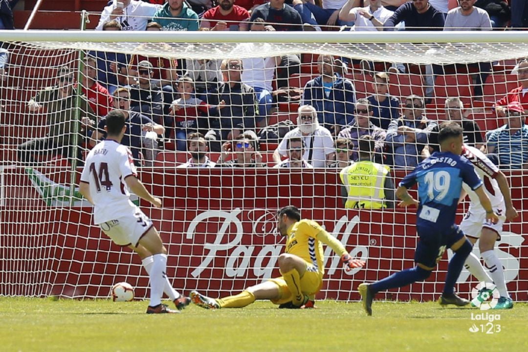 Momento en el que Carlos Castro marcaba el gol del Elche en Albacete