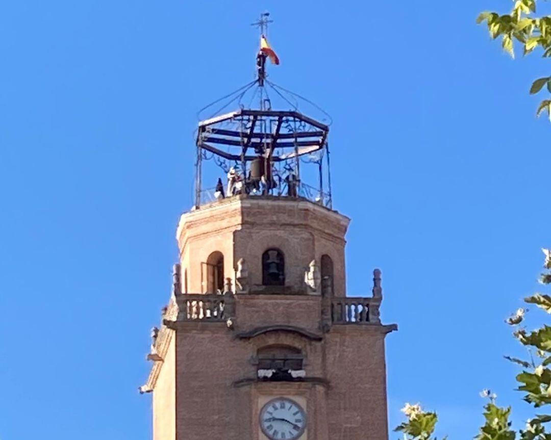 No habrá fiestas pero la nueva bandera ya ondea en la torre de la Colegiata