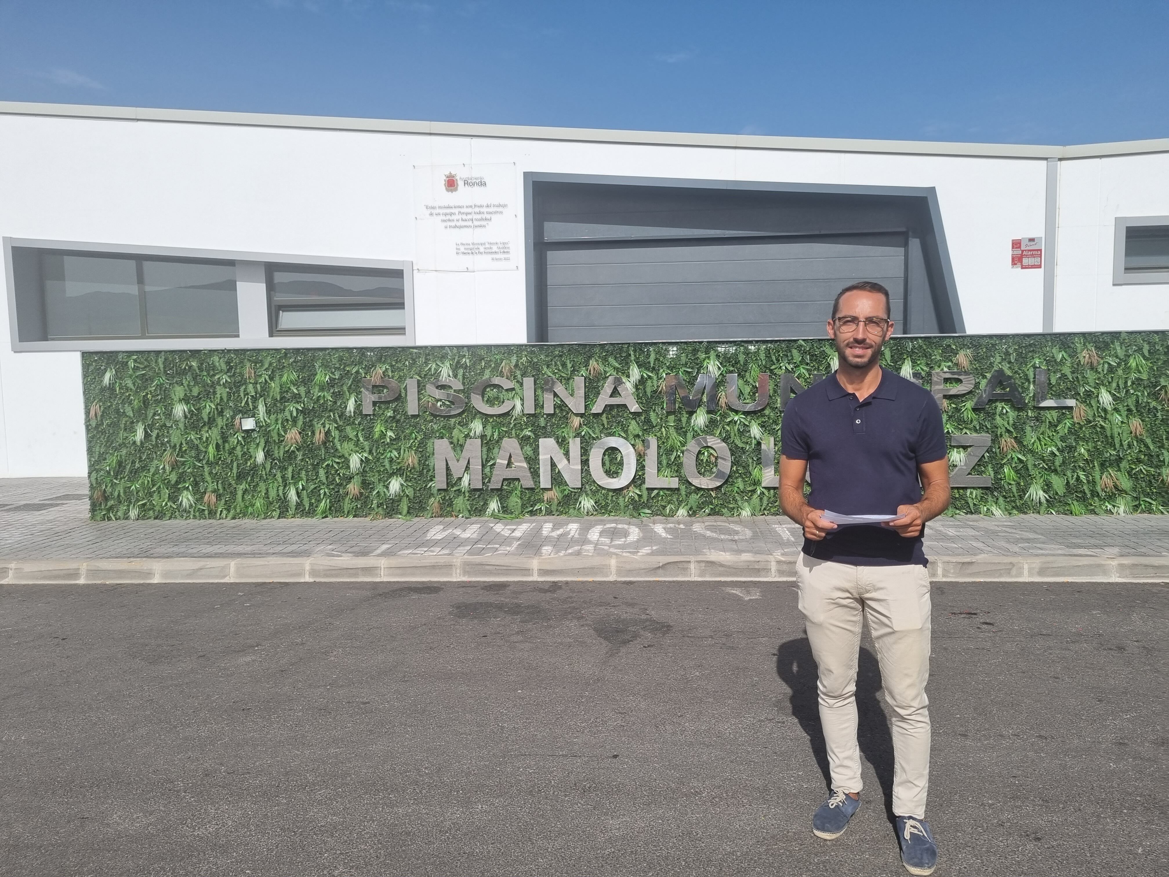 El concejal socialista, José Carlos Tirado, frente a la piscina municipal de Ronda