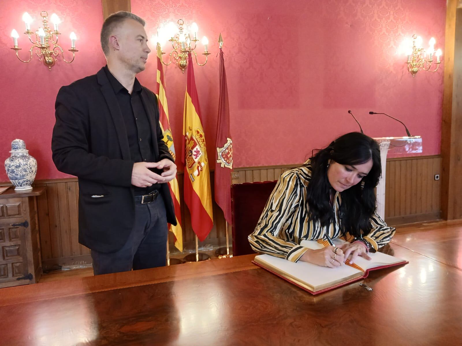 Lorena Orduna firmaba en el libro de honor del Ayuntamiento de Jaca