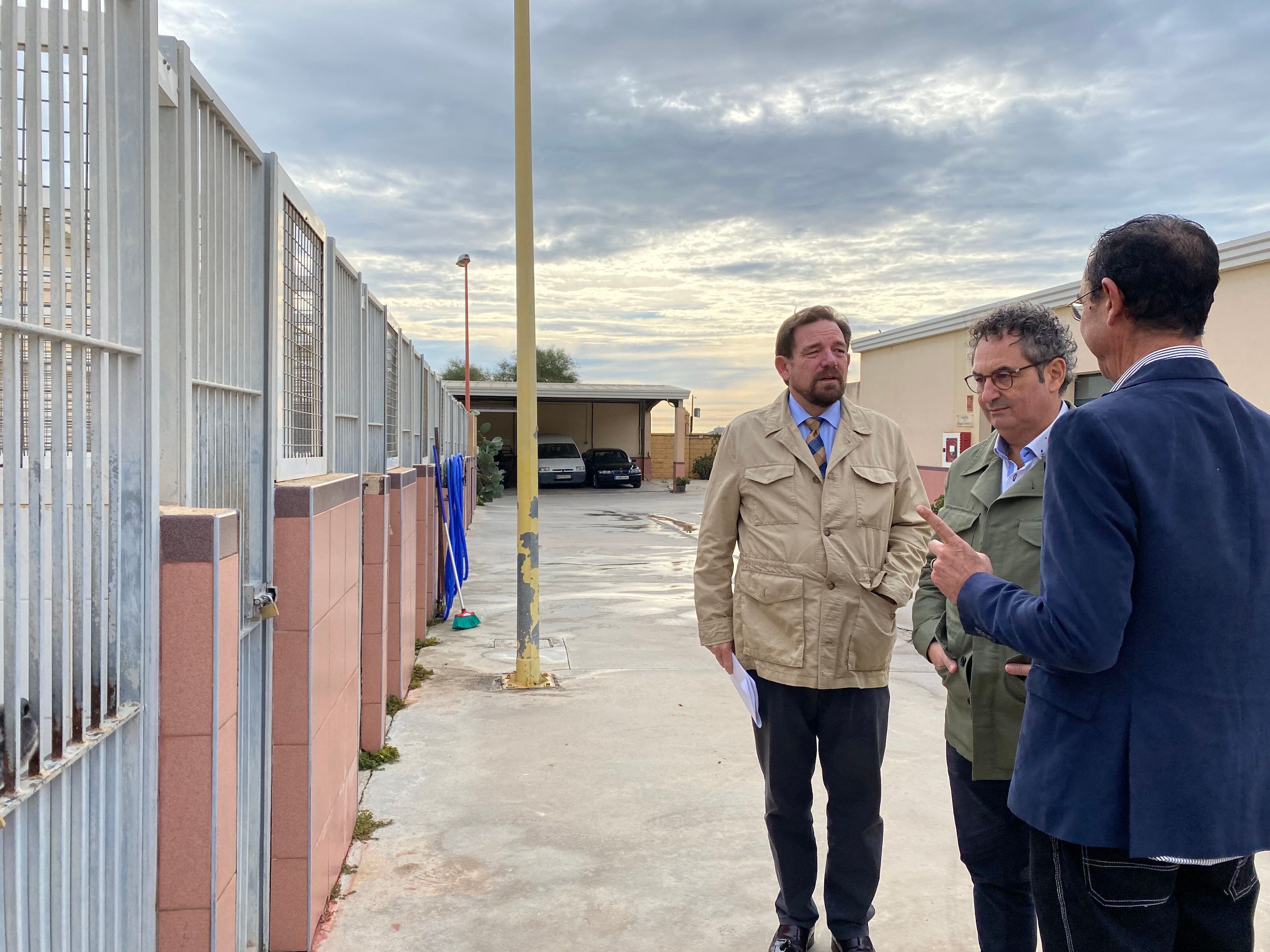 El concejal de Sostenibilidad Medioambiental, Francisco Cantos, durante su visita al Centro de Protección Animal