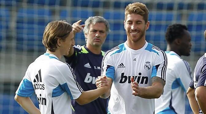 Ramos saluda a Modric ante la presencia de Mourinho durante un entrenamiento