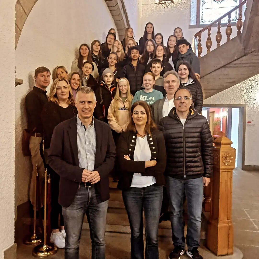 El alcalde y los concejales de Educación y Fomento recibían a los alumnos finlandeses con la delegación del IES Domingo Miral