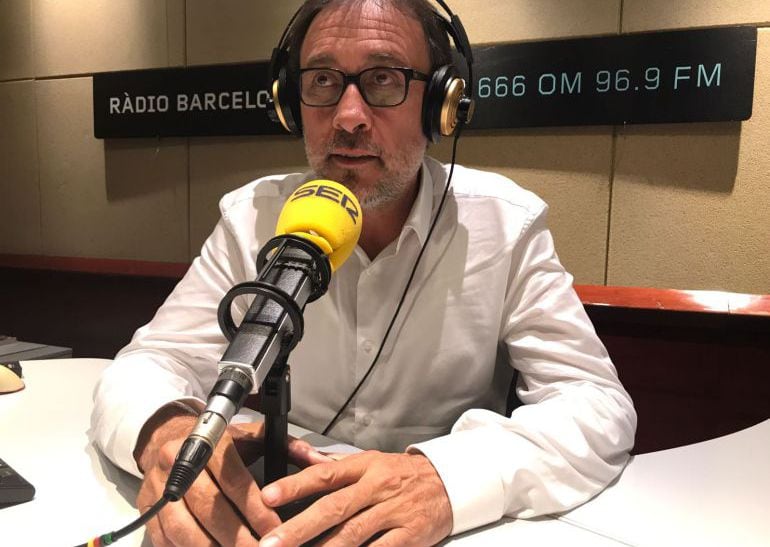 Agustí Benedito durante una entrevista en los estudios de la Cadena SER en Barcelona 