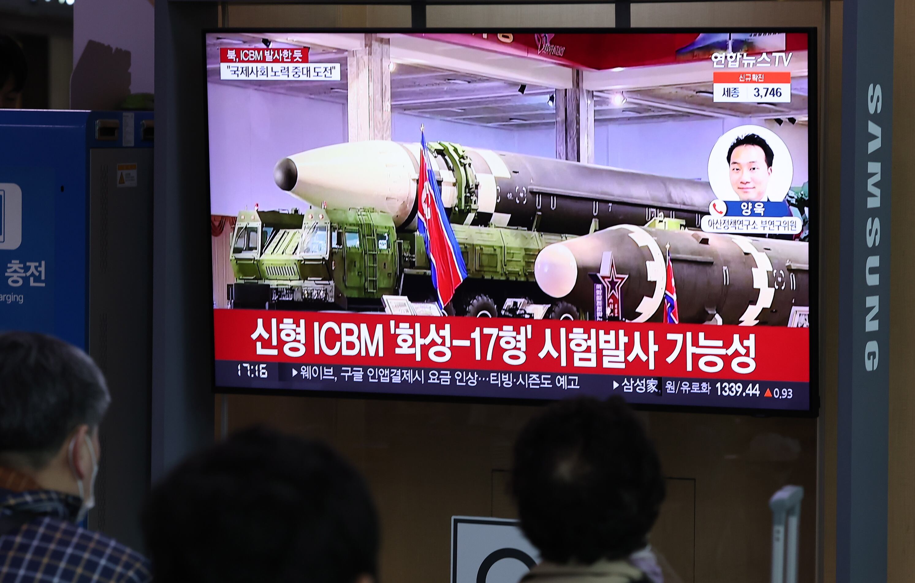 Un grupo de personas viendo en televisión la noticia del lanzamiento de lo que se cree que es un misil balístico intercontinental (ICBM), en Seúl, este jueves.