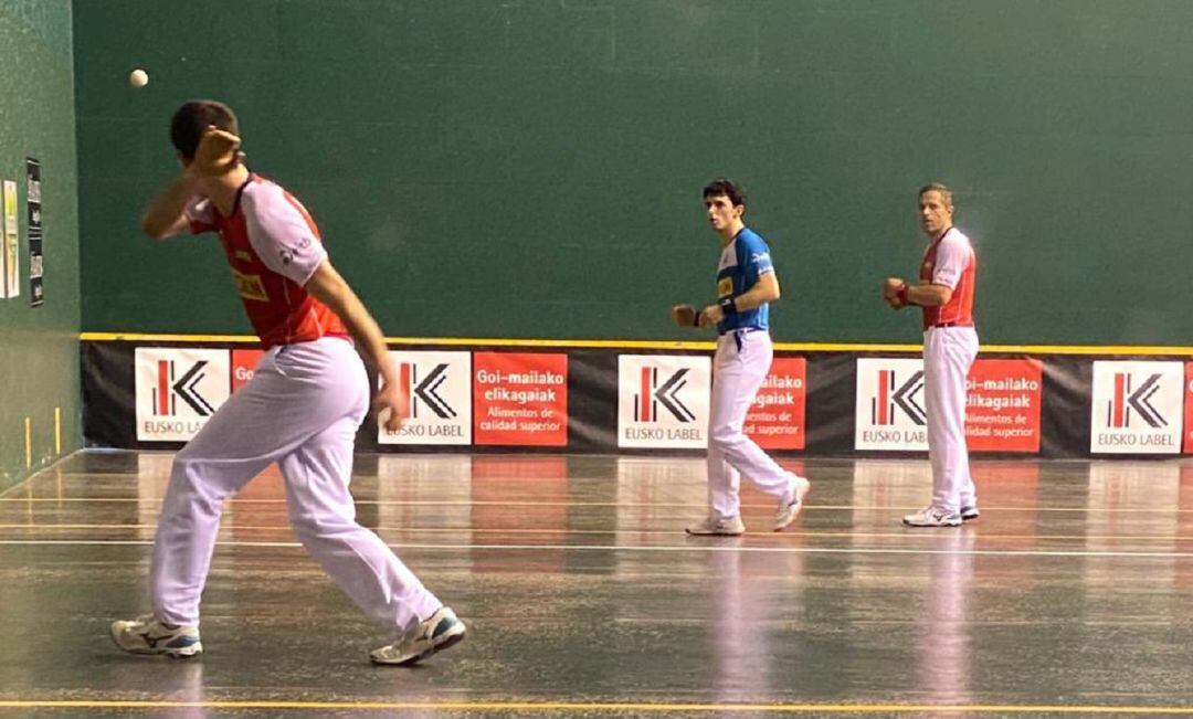 Olaizola y Altuna observan a Rezusta en pleno tanto de este campeonato de parejas que afronta su recta final 