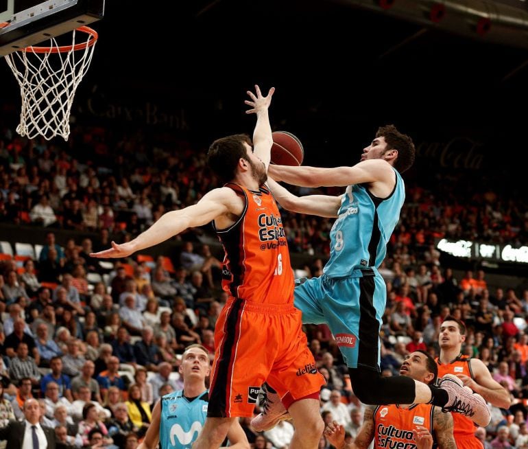 El escolta del Valencia Basket Guillem Vives (i) defiende la entrada a canasta de Dario Brizuela, de Estudiantes, durante el partido de Liga ACB que se disputa esta tarde en la Fuente de San Luis, en Valencia. 