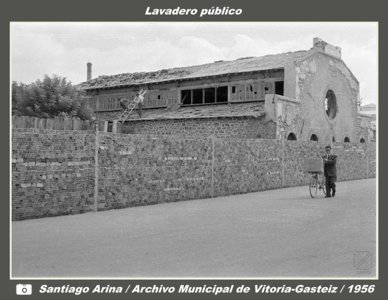 El lavadero público de la calle Samaniego en 1956, donde ahora se encuentra el edificio de la Hacienda foral