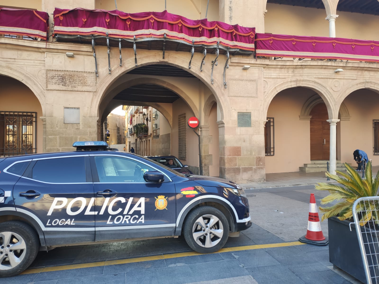 Policía a las puertas del consistorio lorquino (archivo)