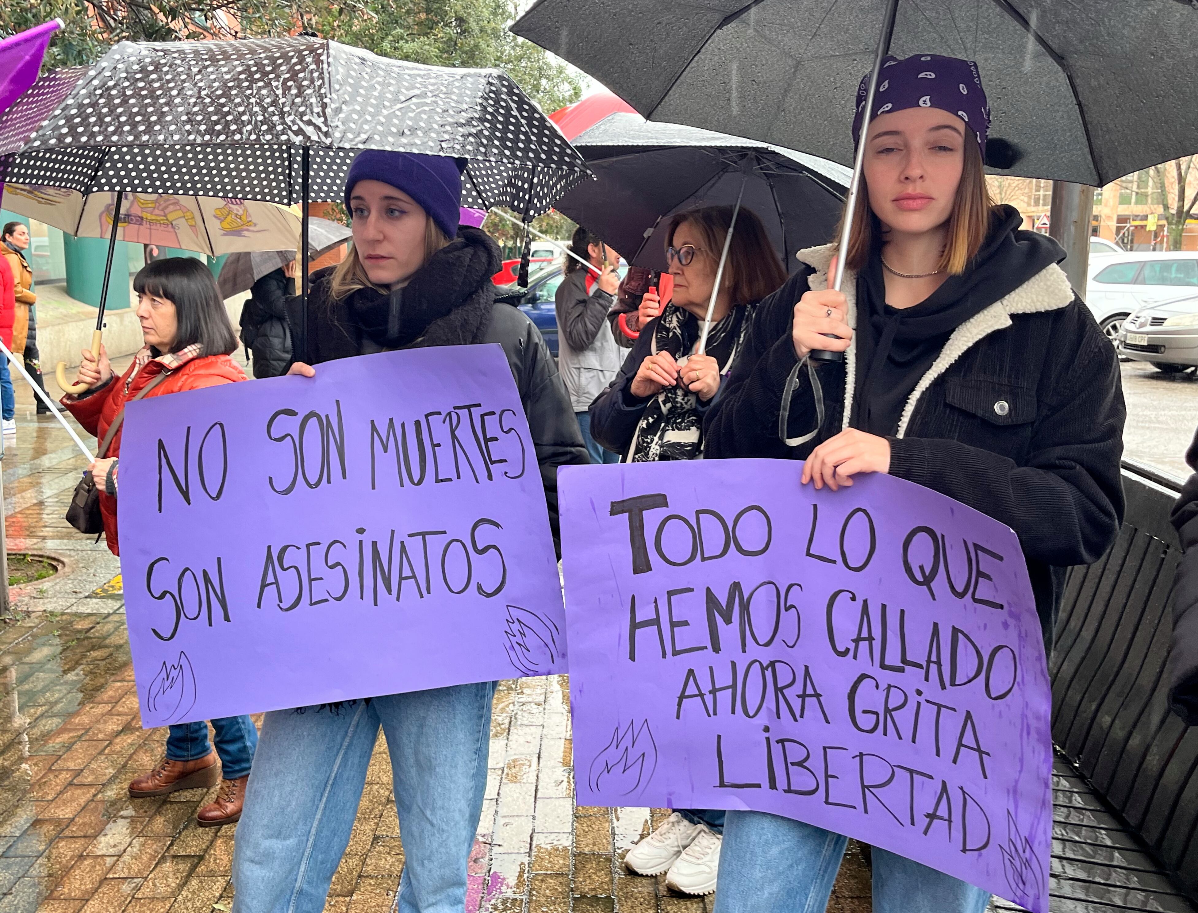 Concentración de los sindicatos UGT y CCOO frente a la sede de la Junta