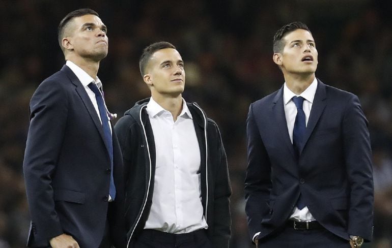 Lucas Vázquez, Pepe y James, en el césped de Cardiff