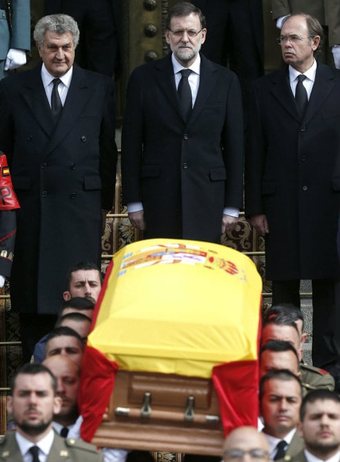 El presidente del Gobierno, Mariano Rajoy, acompañado de los presidentes del Congreso, Jesús Posada y Senado, Pío García Escudero, obsercan el féretro de Adolfo Suárez portado por un piquete de honor