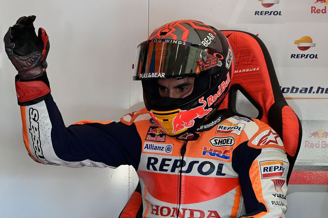 Márquez realiza ejercicios con su recién operado brazo, en el box