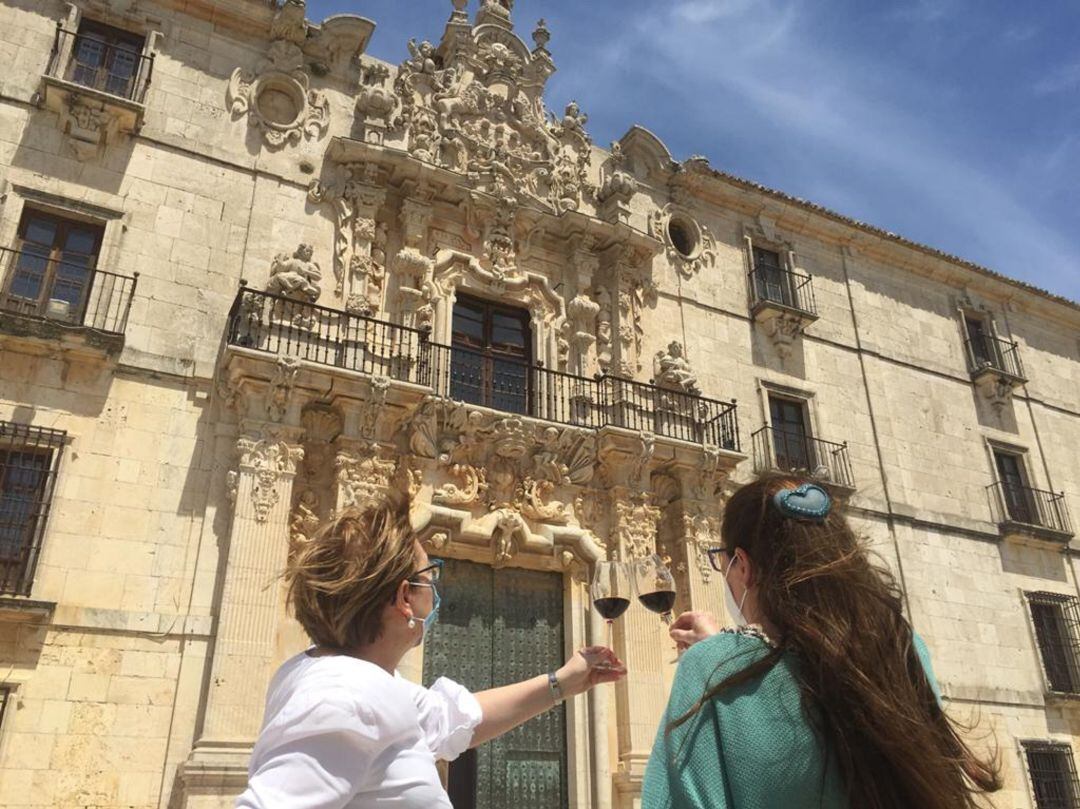 Lola Núñez, gerente de la D.O. Uclés, junto a Ana María Gálvez