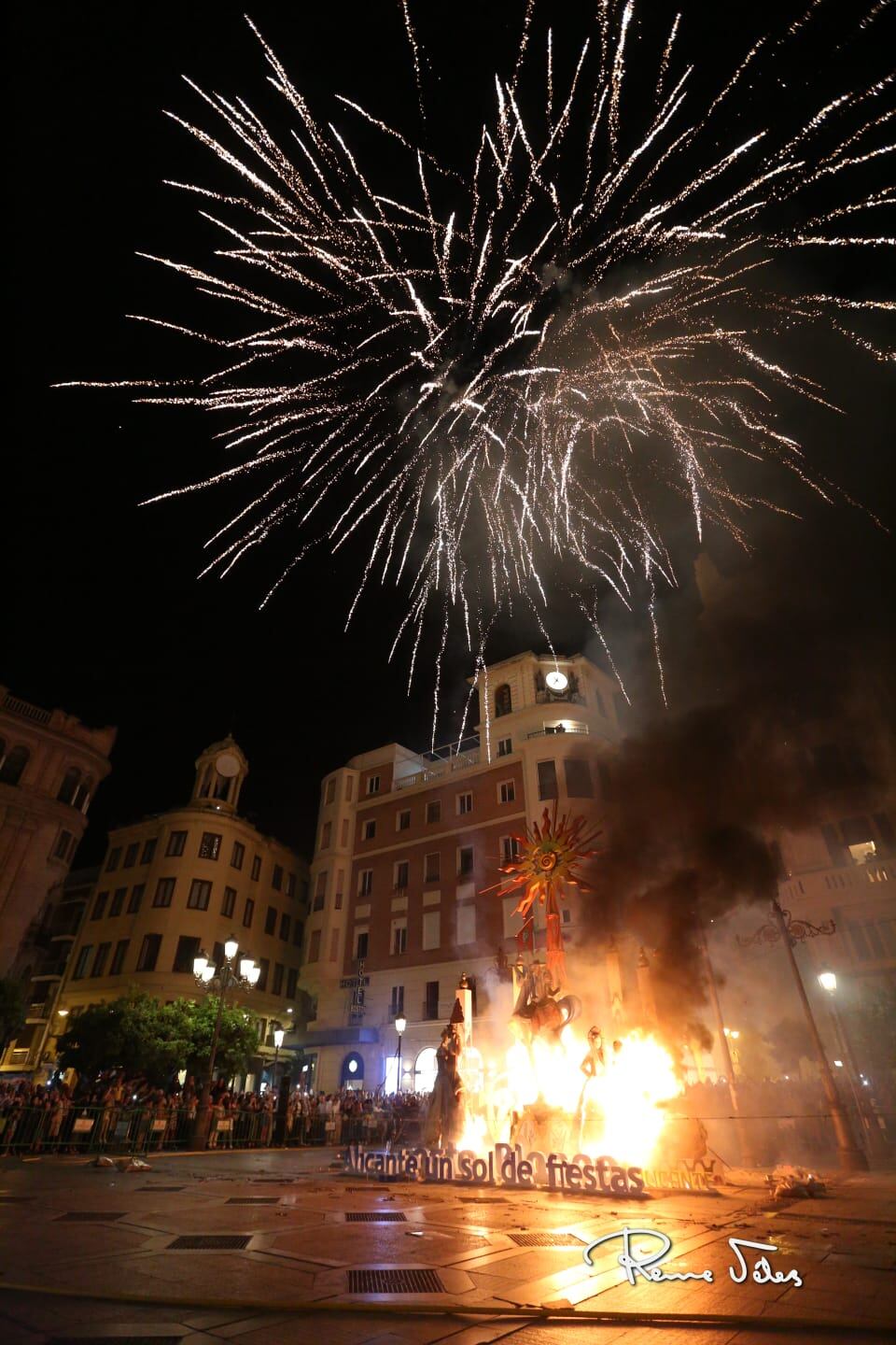 Cremà de la hoguera en la plaza de las Tendillas de Córdoba. Foto: Reme Juan