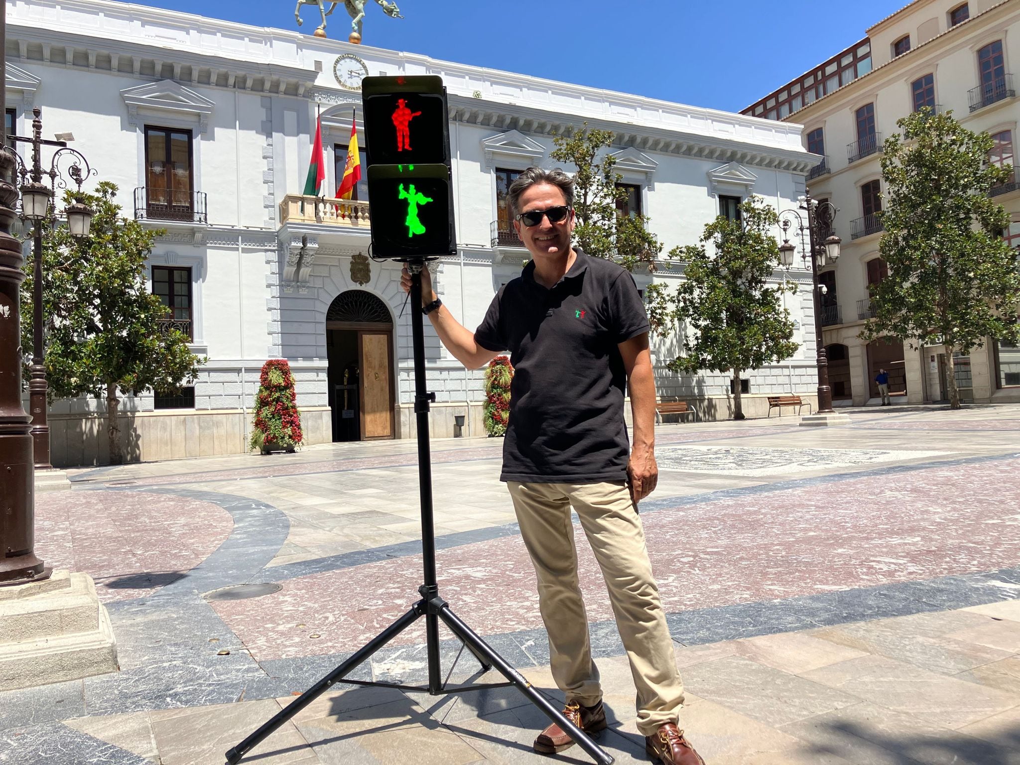 Javier Alba, el creador de los semáforos flamencos, frente al Ayuntamiento de Granada con su obra