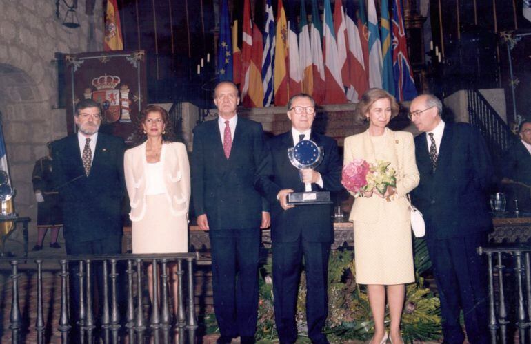 Jacques Delors junto a los reyes de España recibe en el Real Monasterio Jerónimo de Yuste el primer Premio Europeo Carlos V