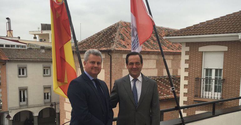 Narciso Romero, alcalde de Sanse y José Bono, ex presidente del Congreso en la terraza del ayuntamiento