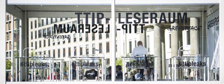 Un hombre consulta los documentos del TTIP en Berlín