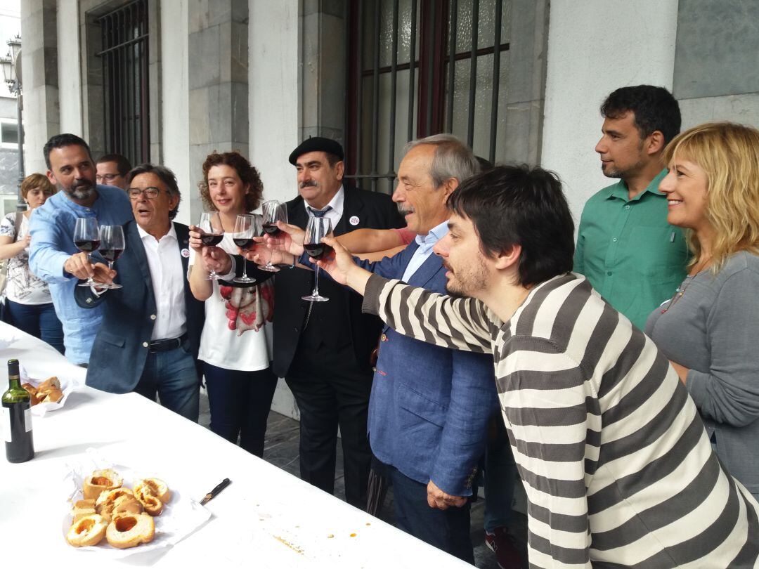 El brindis de San Mateo del equipo de gobierno, este viernes, en la Plaza de España, mientras comparten el bollu preñau con Mateín.