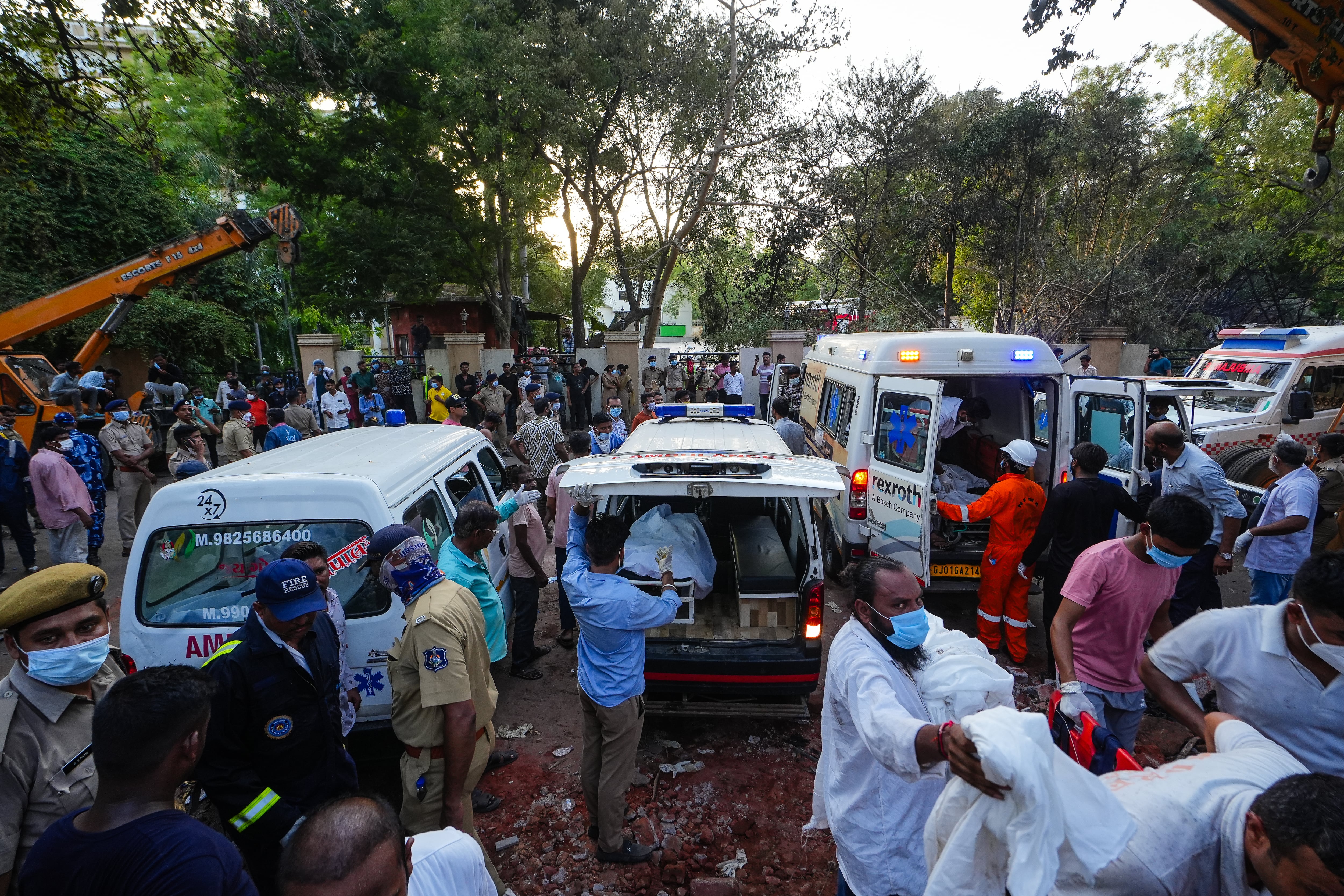 Servicios sanitarios acuden al lugar del accidente aéreo de Air India, que además de las 241 víctimas que viajan a bordo del avión, se cobró la vida de 19 personas en tierra.