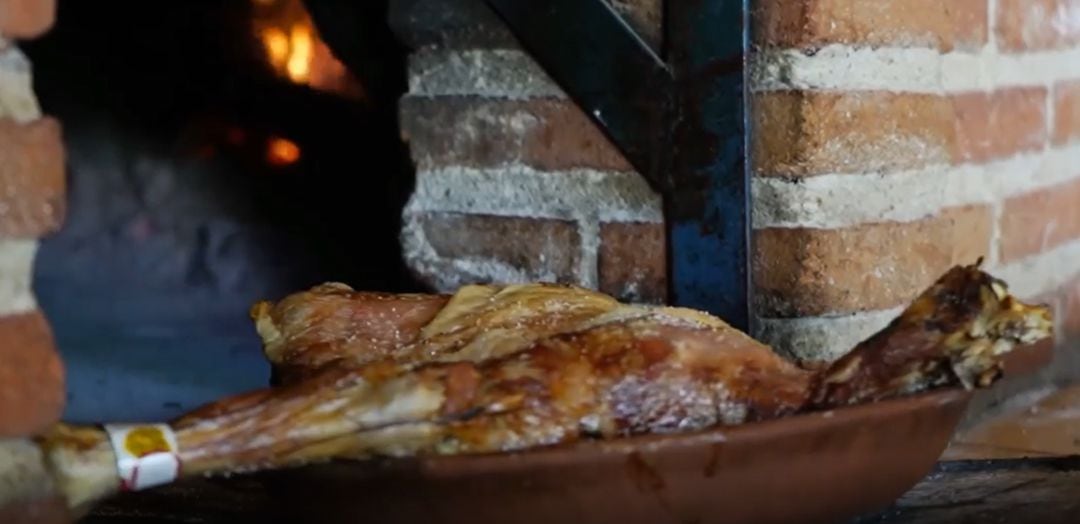 El lechazo asado en horno de leña es el plato por excelencia de la gastronomía de Aranda