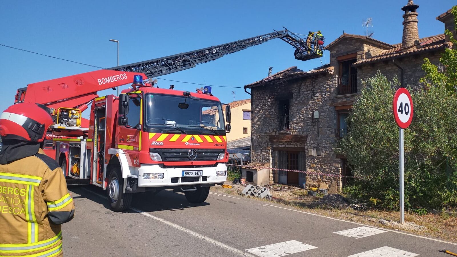 La virulencia del fuego ha desprendido parte de la cubierta de la vivienda