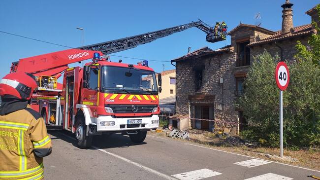 La virulencia del fuego ha desprendido parte de la cubierta de la vivienda