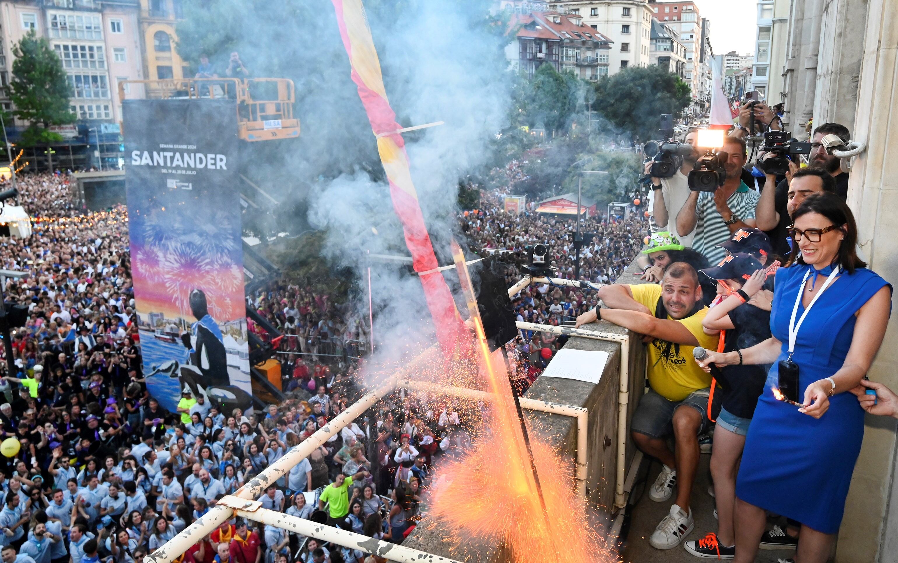 Momento en el que la alcaldesa de Santander, Gema Igual, lanza el chupinazo de la Semana Grande de 2024.