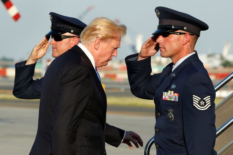 El presidente Trump saliendo del aeropuerto de Newark