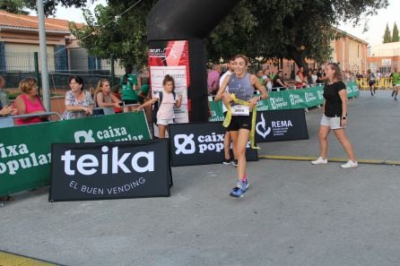 Isabel Ferer cruza la meta en Almoines como campeona