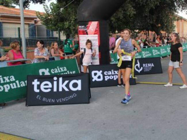Isabel Ferer cruza la meta en Almoines como campeona