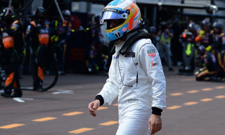 Alonso camina por el box del circuito de Montecarlo