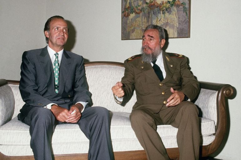 Fotografía de archivo (Guadalajara (México), del líder cubano Fidel Castro (d), junto al rey Juan Carlos I, durante el encuentro que mantuvieron en el Instituto Cultural Cabanas