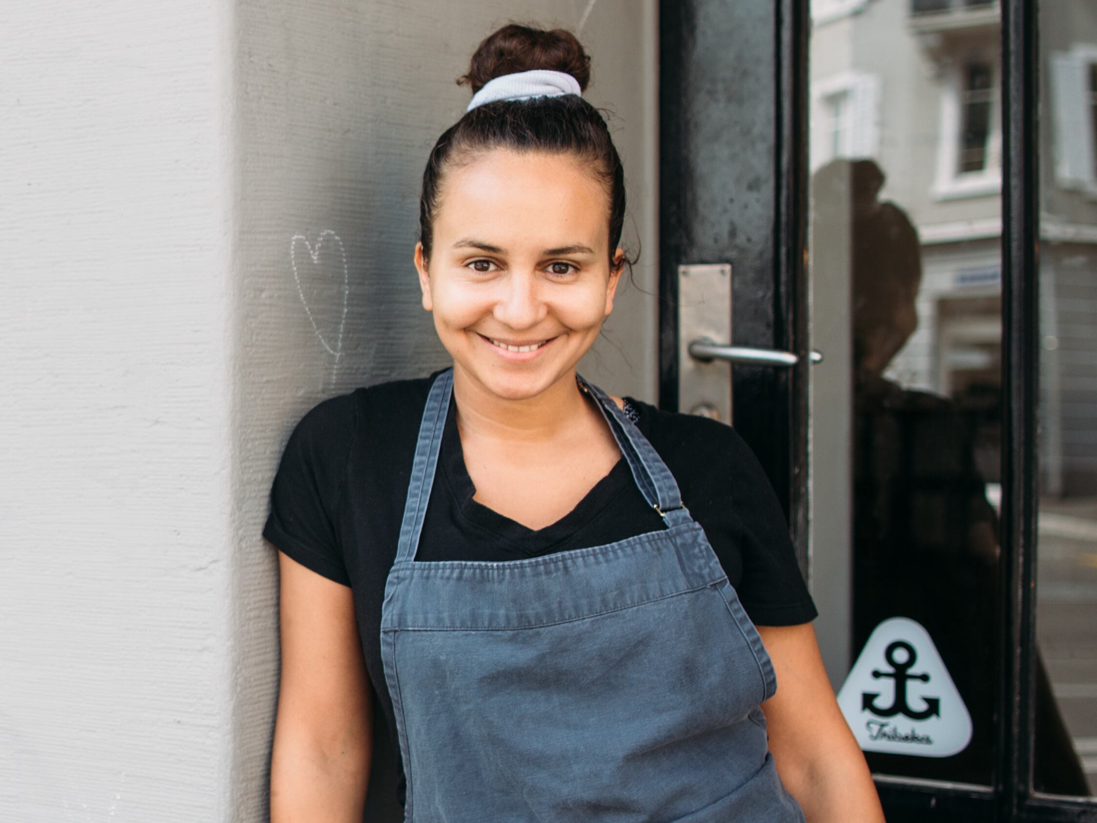 La cocinera Zizi Hattab, frente a la puerta de uno de sus restaurantes.