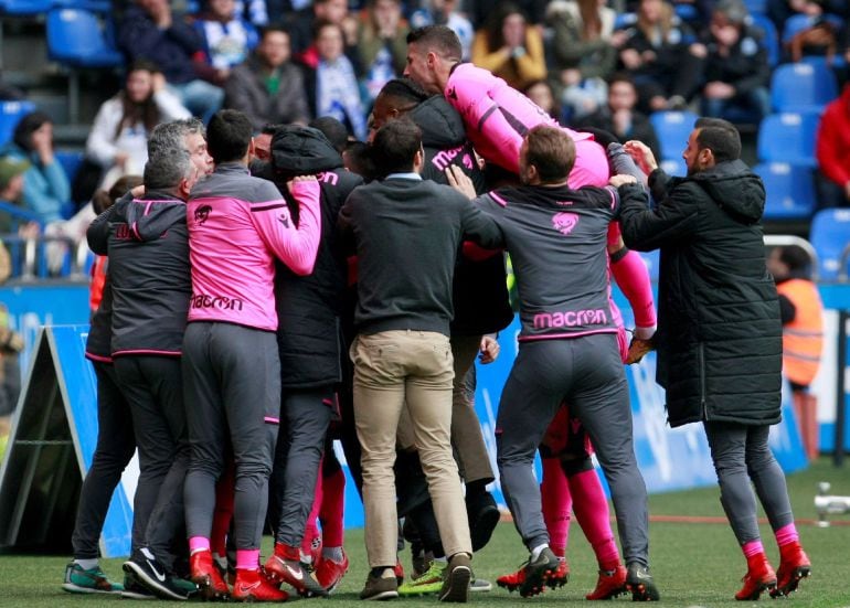  Los jugadores del Levante festejan el gol del empate ante el Deportivo, durante el partido de LaL iga Santander en el estadio de Riazor. 