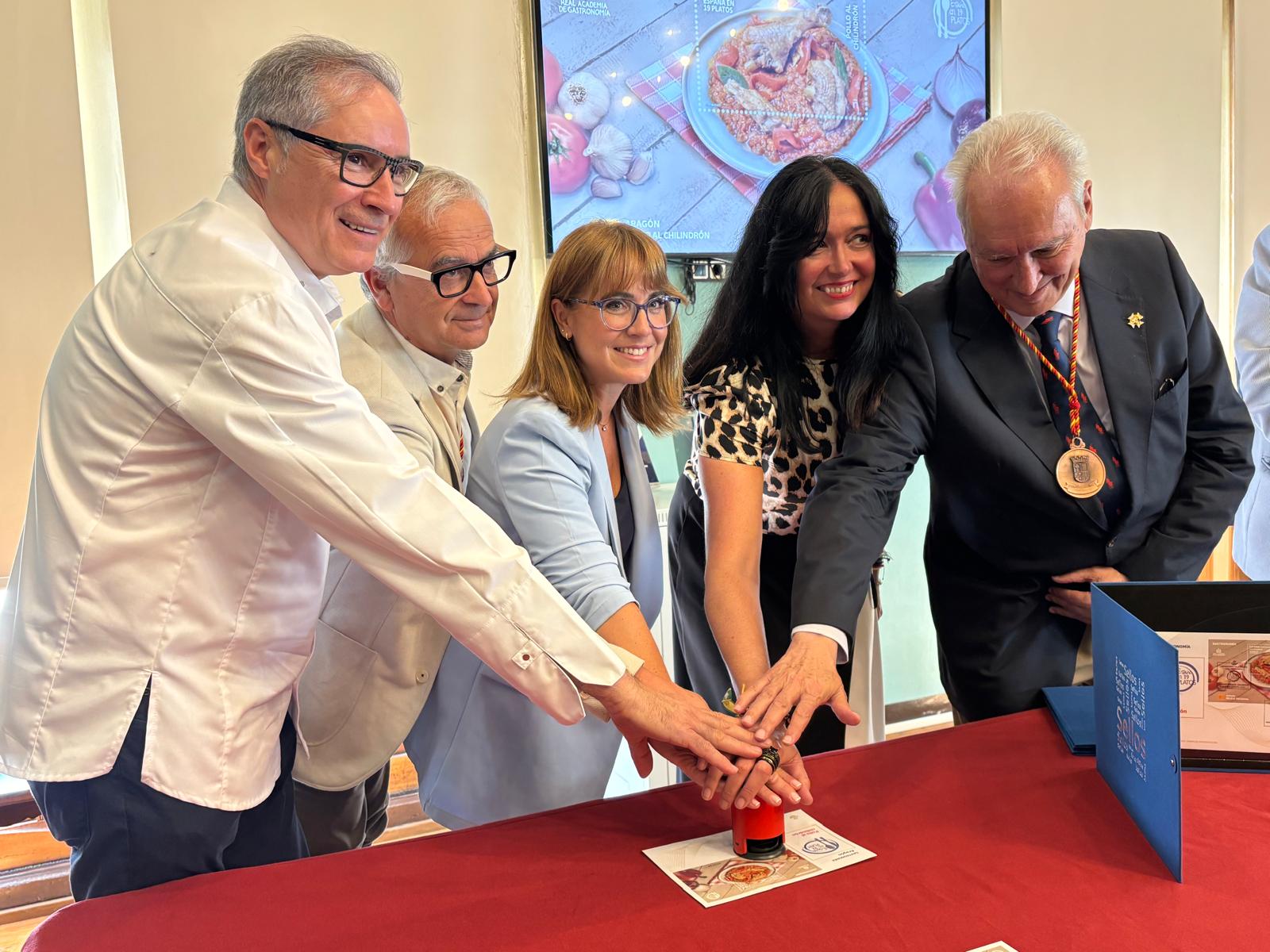 Momento en el que se ha matasellado el sello con la imagen del pollo al chilindrón