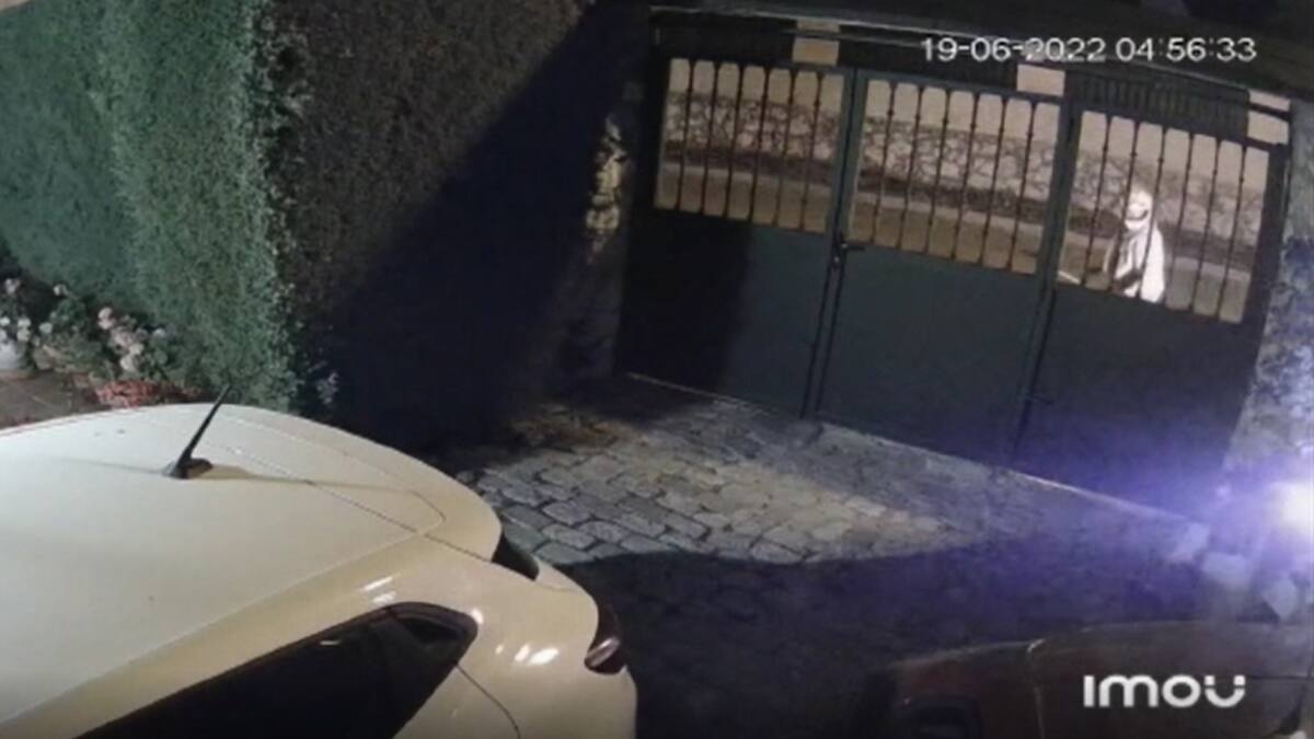 Un hombre ocultando su rostro prende fuego en la valla del domicilio de un concejal de Izquierda Unida en Pezuela