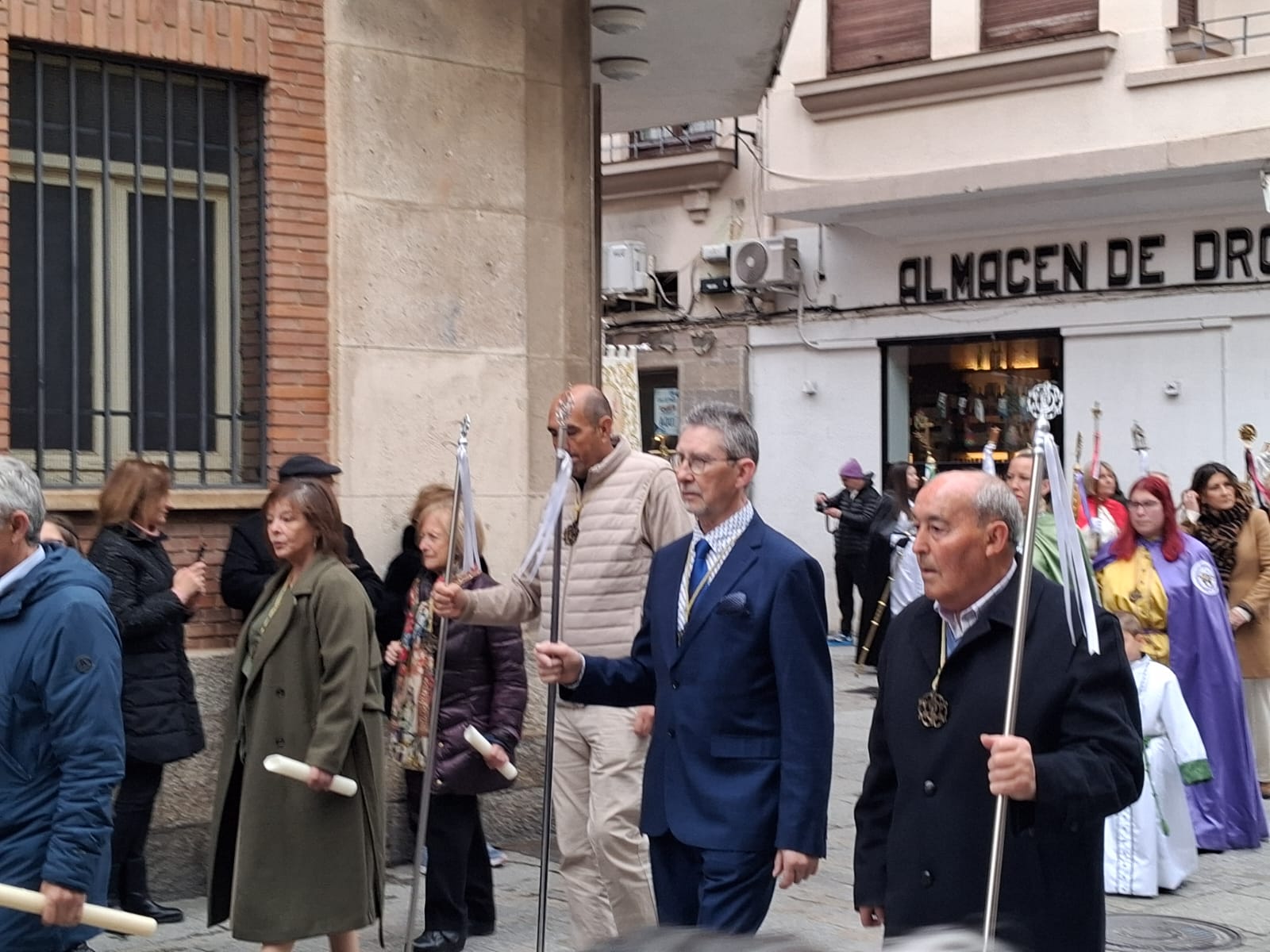 En el medio, de azul, Julio Saeta, presidente de la Cofradía de las Candelas de Aranda y abuelo de Hugo, el niño ángel 2025