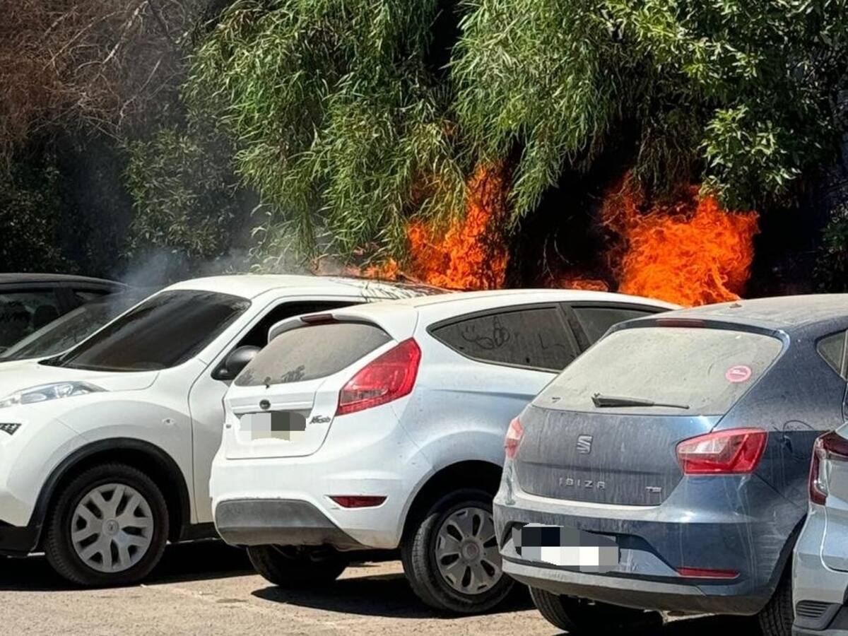 Dos vehículos calcinados y tres más afectados por un incendio en una zona de aparcamientos en Playa d'en Bossa