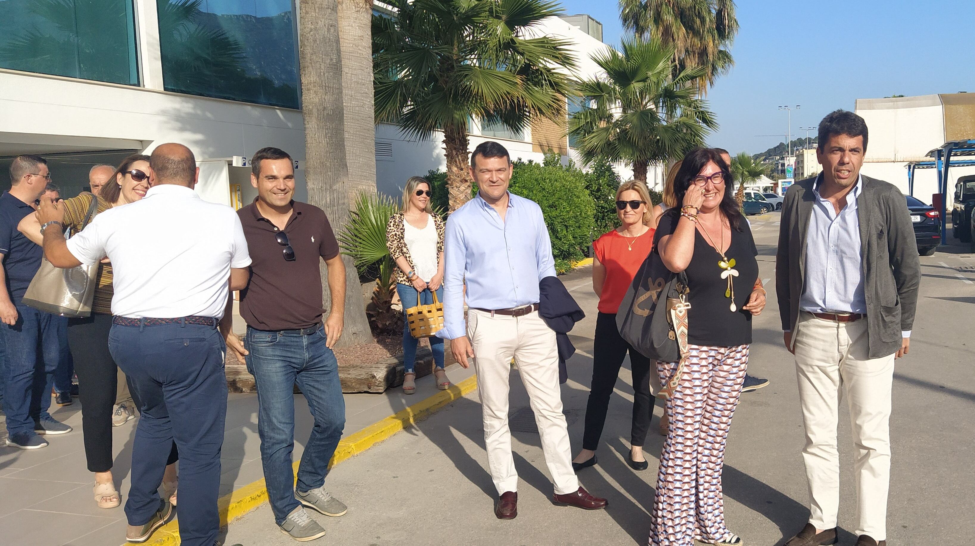 Carlos Mazón, a su llegada, recibido por la presidenta del PP dianense, María Mut.