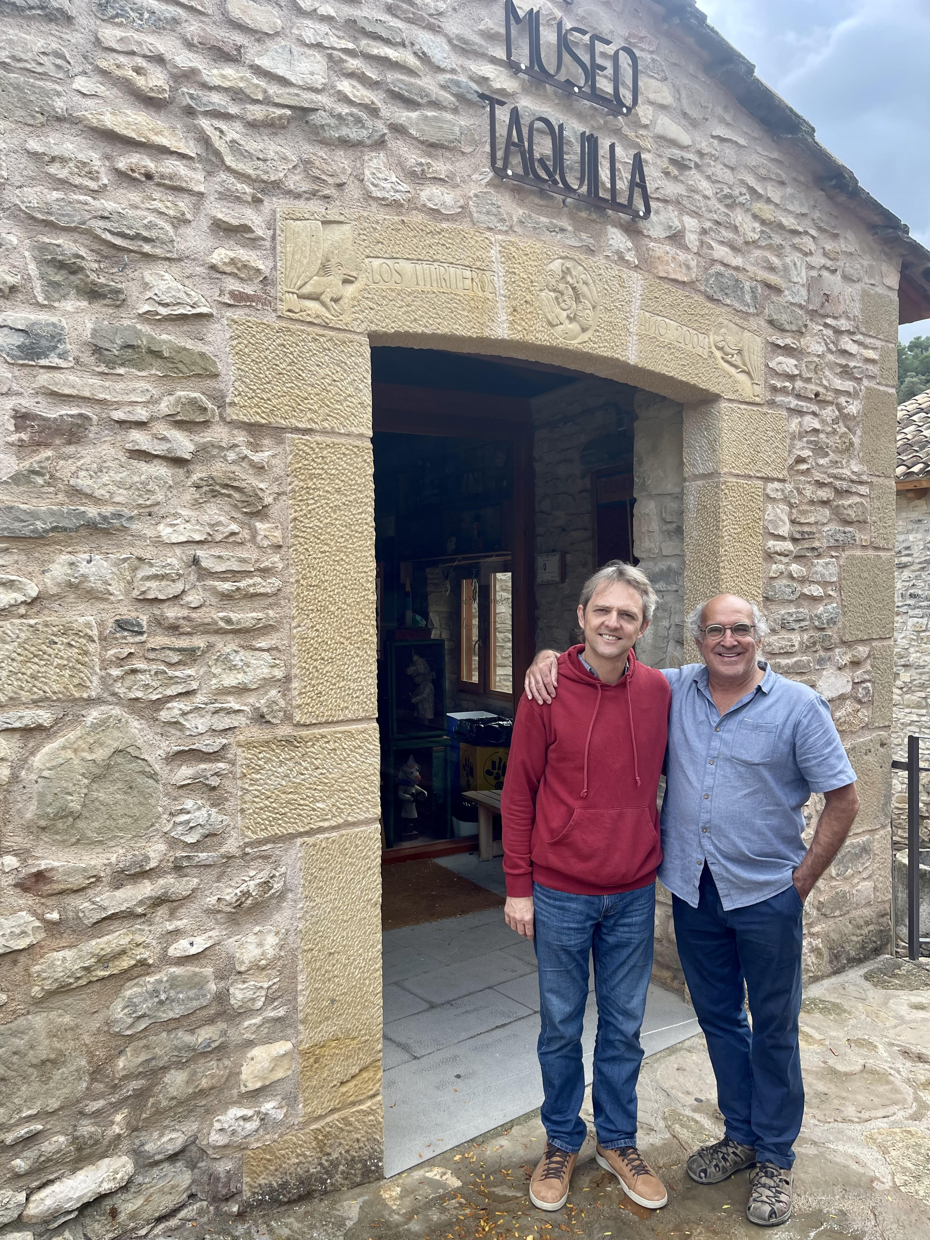 Paco Paricio, cofundador de los Titiriteros de Binéfar, junto al director de Trip Teatro