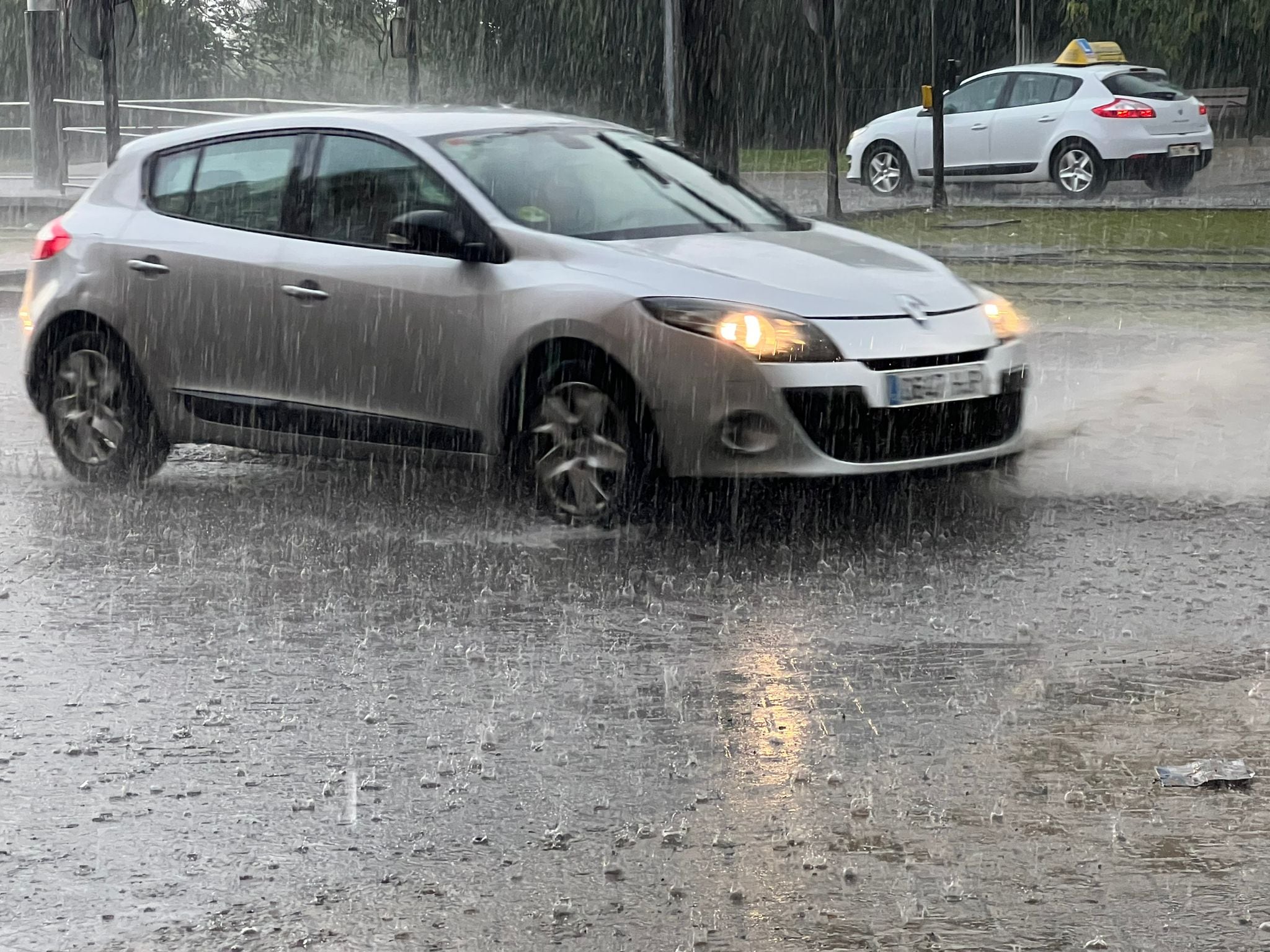 Un coche circula por Jaén durante una tormenta