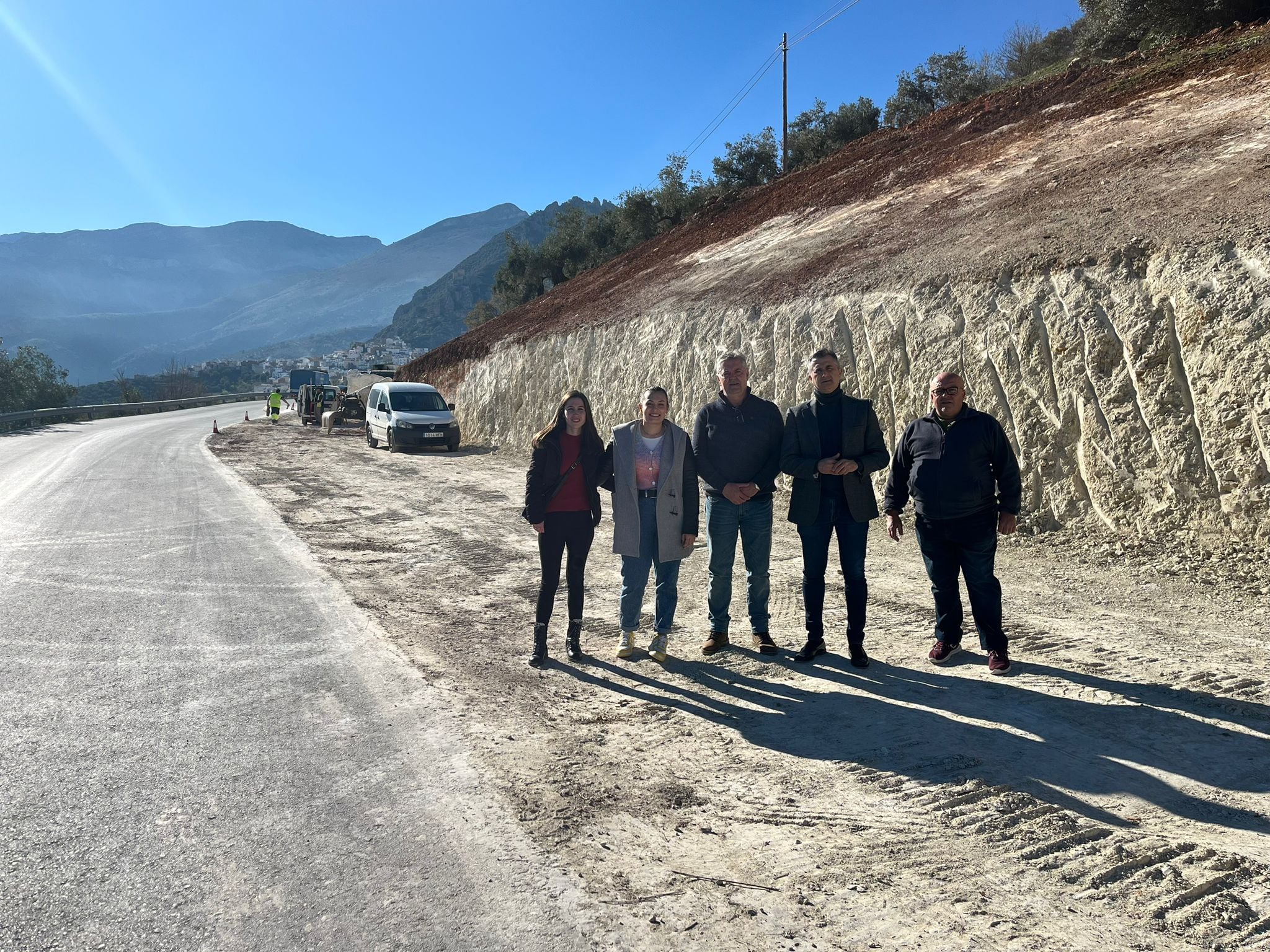 Personalidades de la Diputación Provincial de Jaén y el Ayuntamiento de Albanchez de Mágina visitan las obras del nuevo carril peatonal