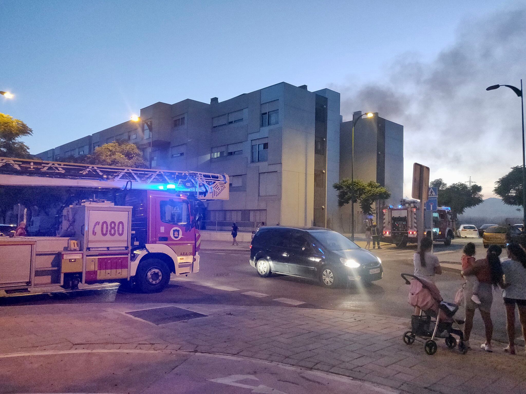 Un momento de la intervención de los bomberos en el incendio