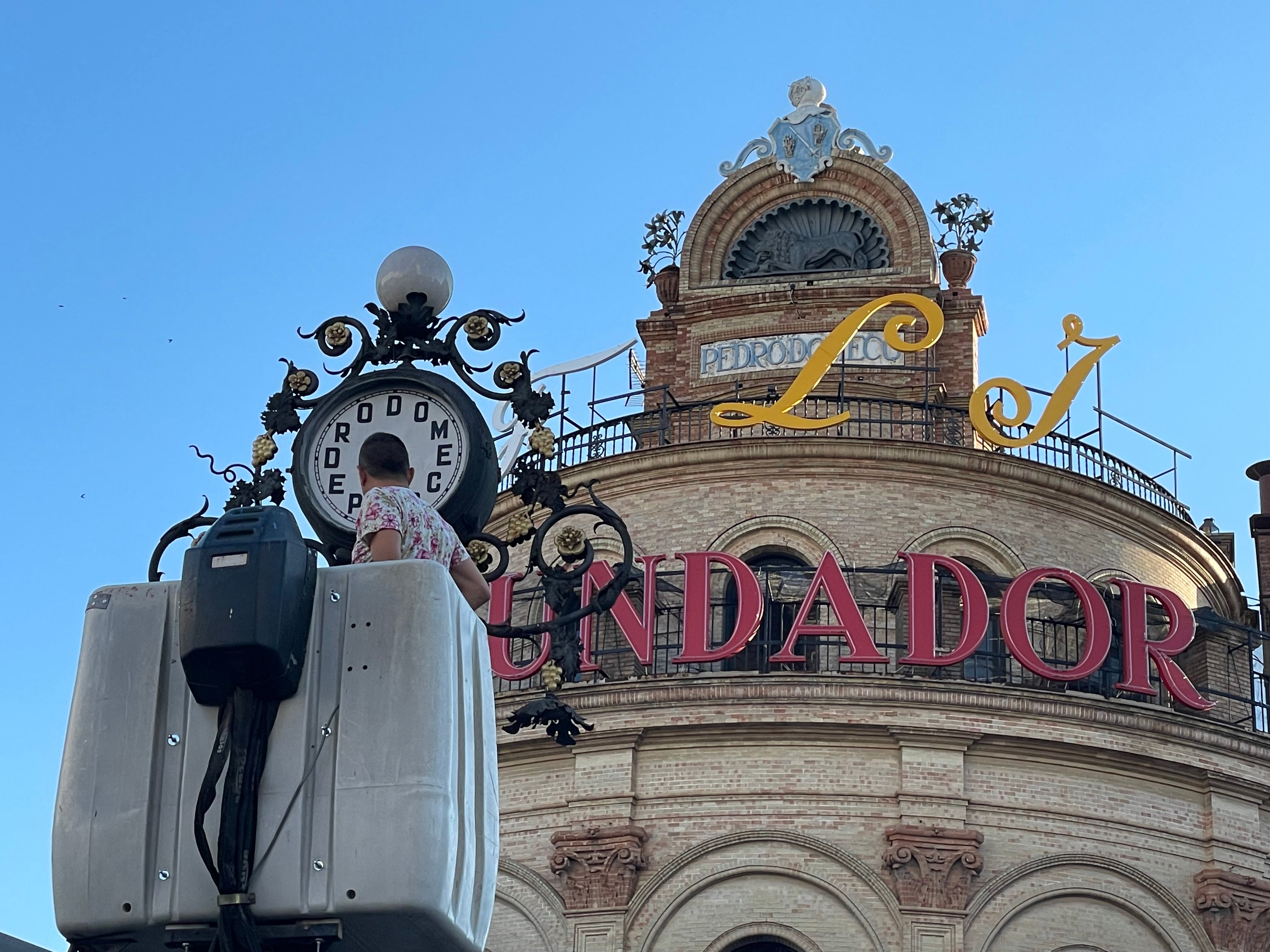 Las Bodegas Cayetano del Pino inicia el proceso de restauración del emblemático reloj del Gallo Azul en pleno centro de Jerez